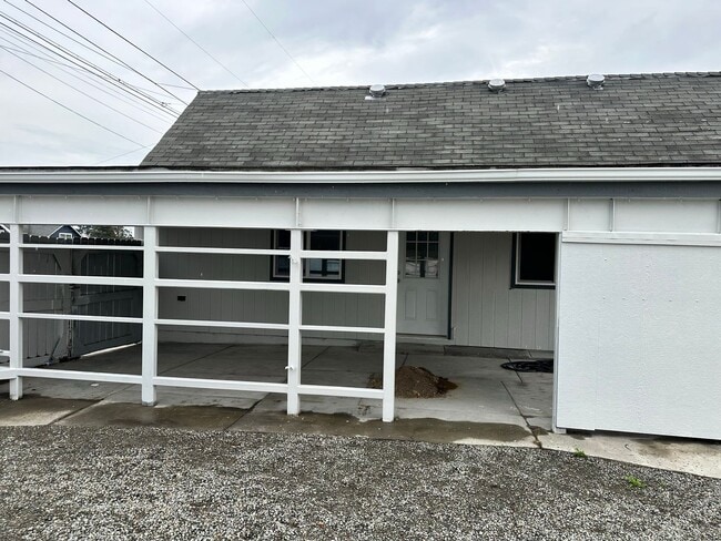 Building Photo - 2526 S Sheridan Ave