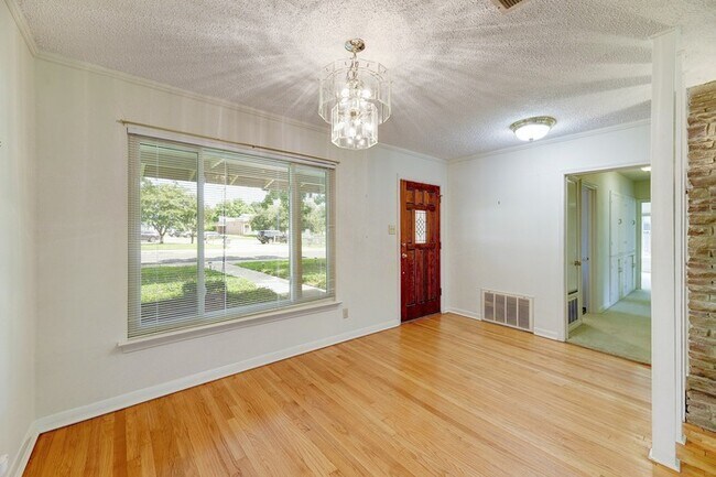Building Photo - Available for 6 to 12 month lease - 3 bedr...