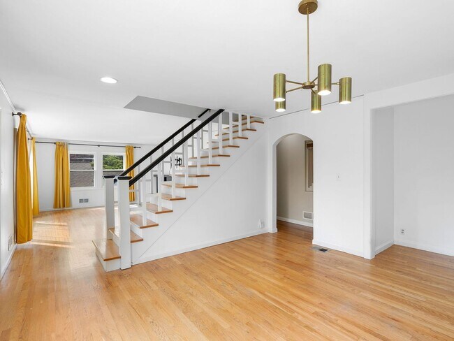 Foto del edificio - Sprawling 6 bed / 3.5 bath Home in Hillsda...