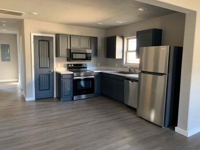 Foto del edificio - Rent decrease! New 3 bedroom/ 1 bathroom h...