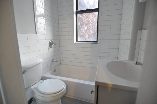 Building Photo - 420 E 148th St