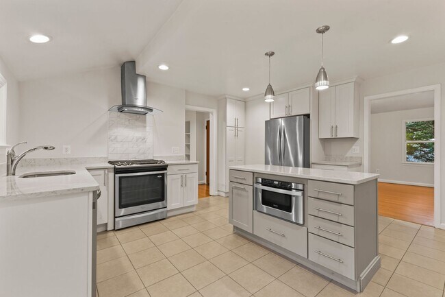 Foto del edificio - Discover this beautifully updated Colonial...