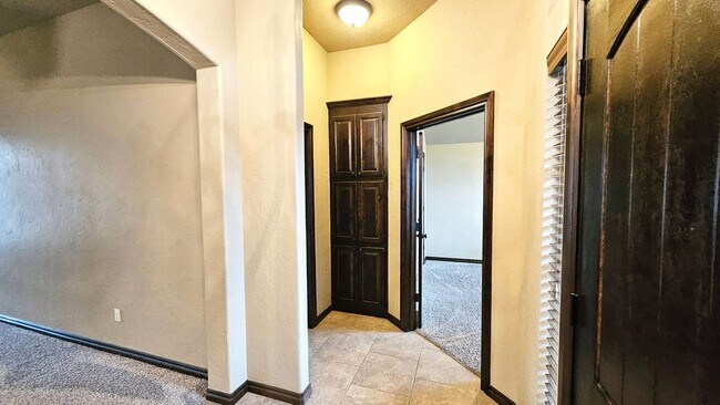 Building Photo - Gorgeous 3 Bed & Study in Moore