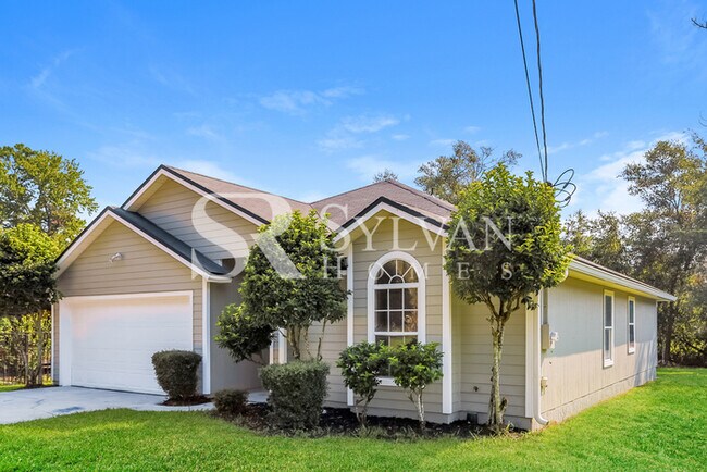 Foto del edificio - This 3-bedroom 2 bathroom is perfect and m...