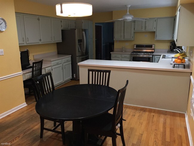 Foto del edificio - 664 Helen Dr