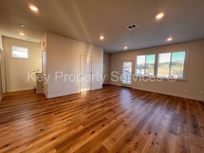 Building Photo - Woodland Townhome Just Minutes from i5