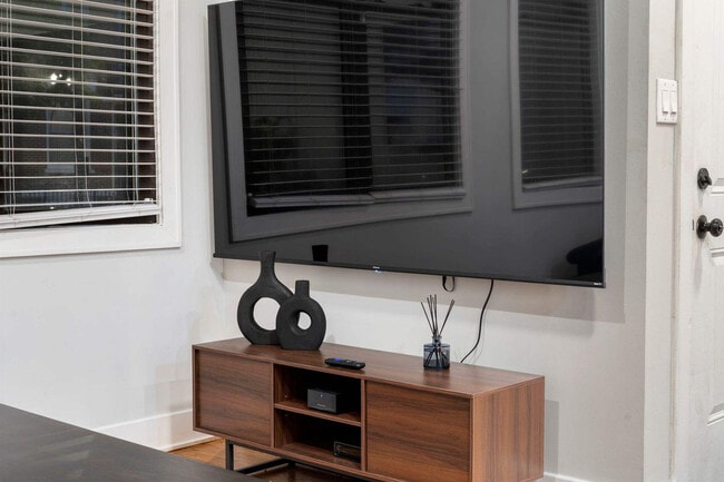 Building Photo - 2018 W 21st Pl