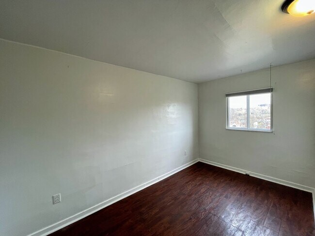 Foto del edificio - 2 bed 1 bath - Greenfield, nice location, ...