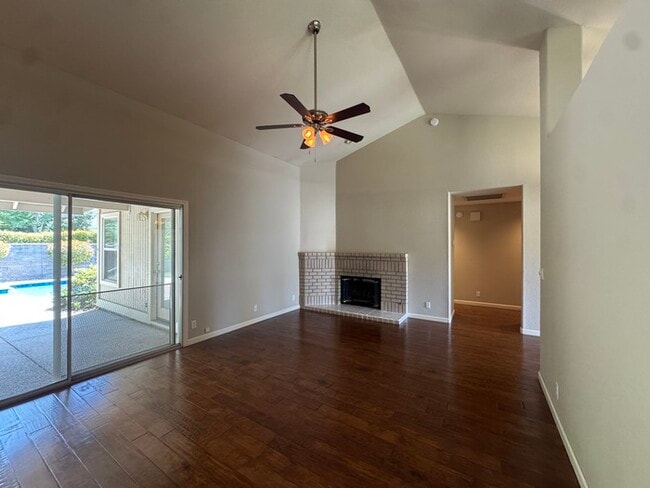 Building Photo - Beautiful 4 bedroom 3 bath home in the Hillsborough community!