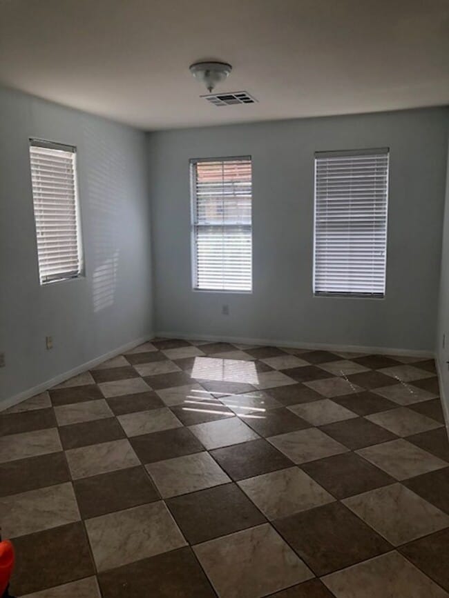 Building Photo - Expansive 3 Bedroom Treat with 2+ Bonus Ro...