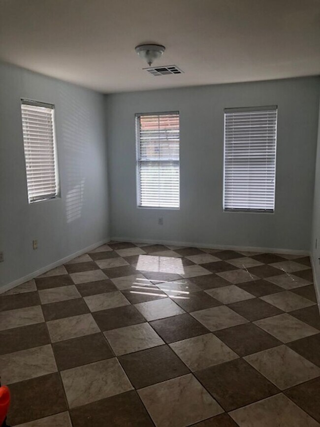 Foto del edificio - Expansive 3 Bedroom Treat with 2+ Bonus Ro...