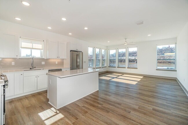 Foto del edificio - 256 Manhattan Blvd