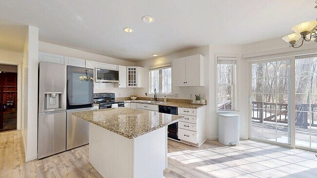 Foto del edificio - 12 Coldbrook Rd