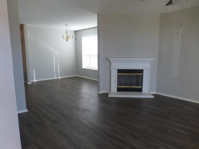 Building Photo - 7100 Park Creek Cir W