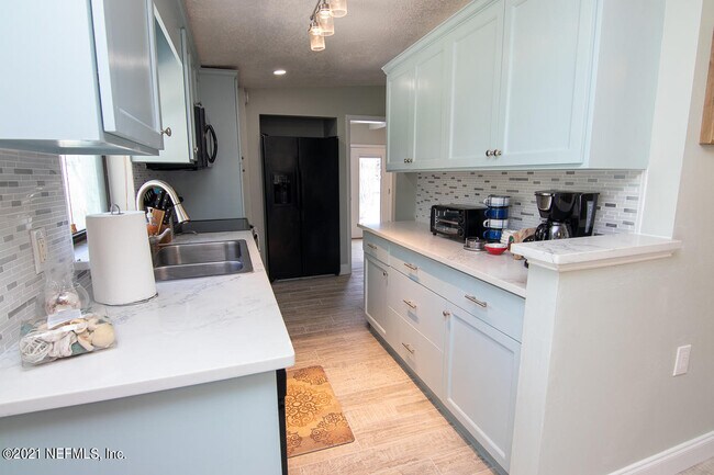 Foto del edificio - 23 Saratoga Cir N