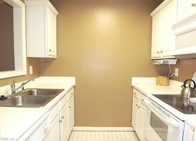 Building Photo - 907 Lakeside Ct