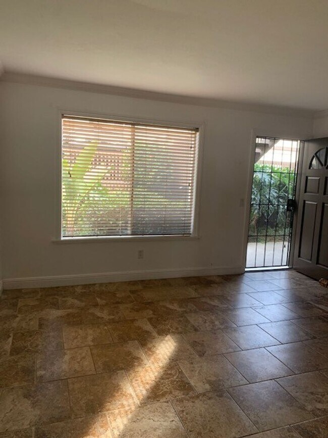 Foto del edificio - 1bd/1ba Lower, corner unit. Steps from BBQ area and laundry facilities.  Water/Sewer/Trash included!