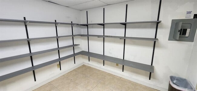 Building Photo - 205 W Hilda St