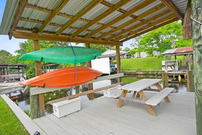 Foto del edificio - 138 Riverside Ave