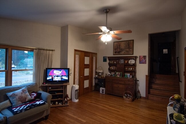 Building Photo - 227 Green River Rd