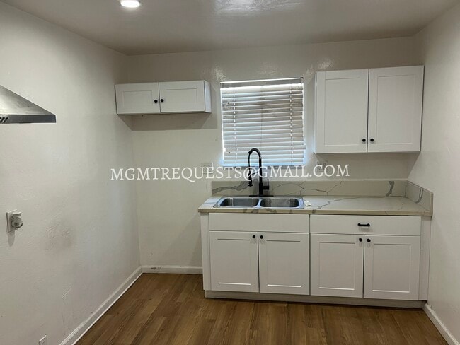 Building Photo - 5890 Challen Avenue, Unit B