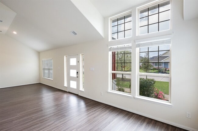 Building Photo - 216 N Lynx Trail