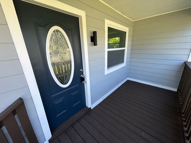 Building Photo - Charming & Completely Remodeled 3-Bedroom ...