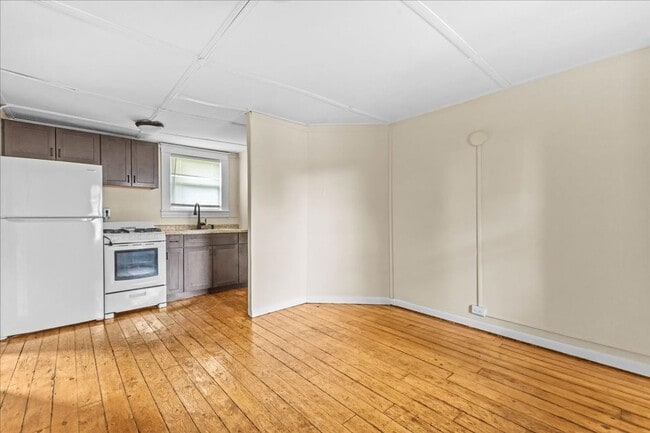 Building Photo - 47 1/2 Willow St