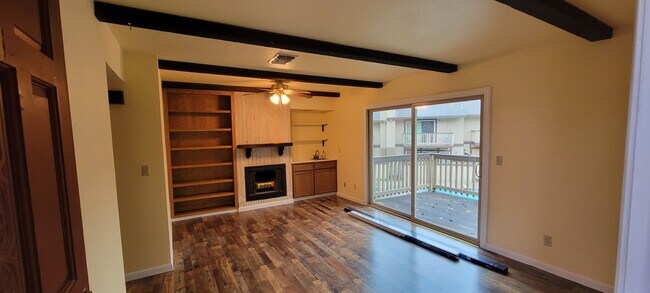 Den - 4701 College Oak Dr