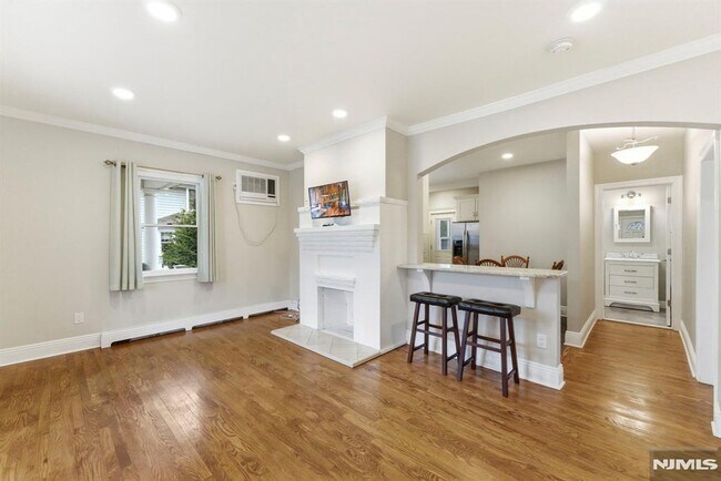 Building Photo - 113 Oak St