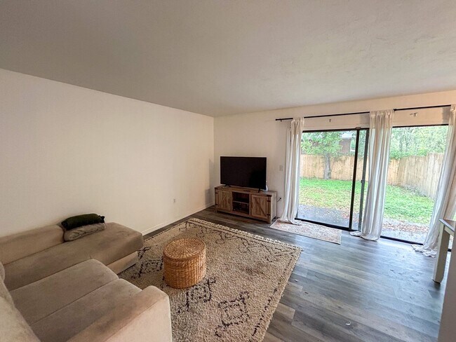 Building Photo - 1038 SW 6th Drive Unit A - Pet Friendly