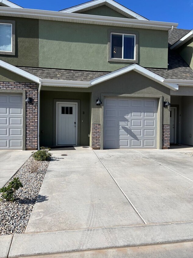 Primary Photo - Ready To Move in! New 2 Bed 3 bath!