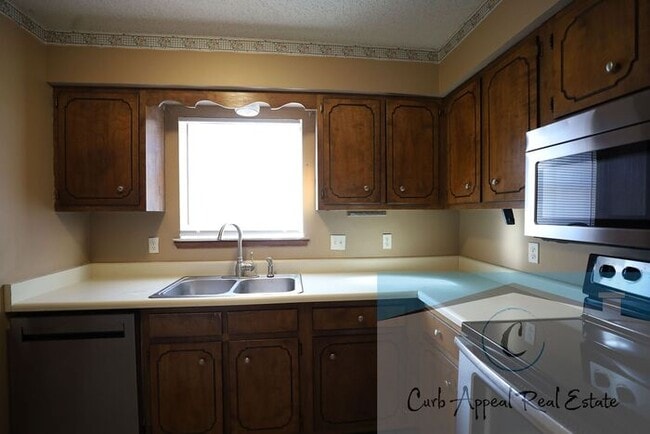 Building Photo - Spacious 3 bedroom, 2 bath townhouse with a garage - $850