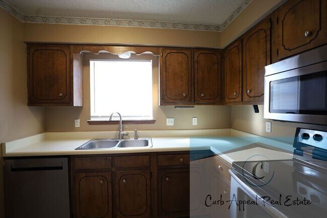 Foto del edificio - Spacious 3 bedroom, 2 bath townhouse with a garage - $850