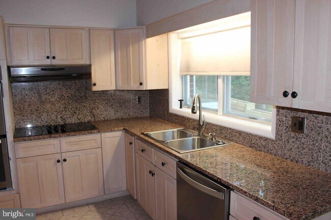 Foto del edificio - 3720 Woodland Cir