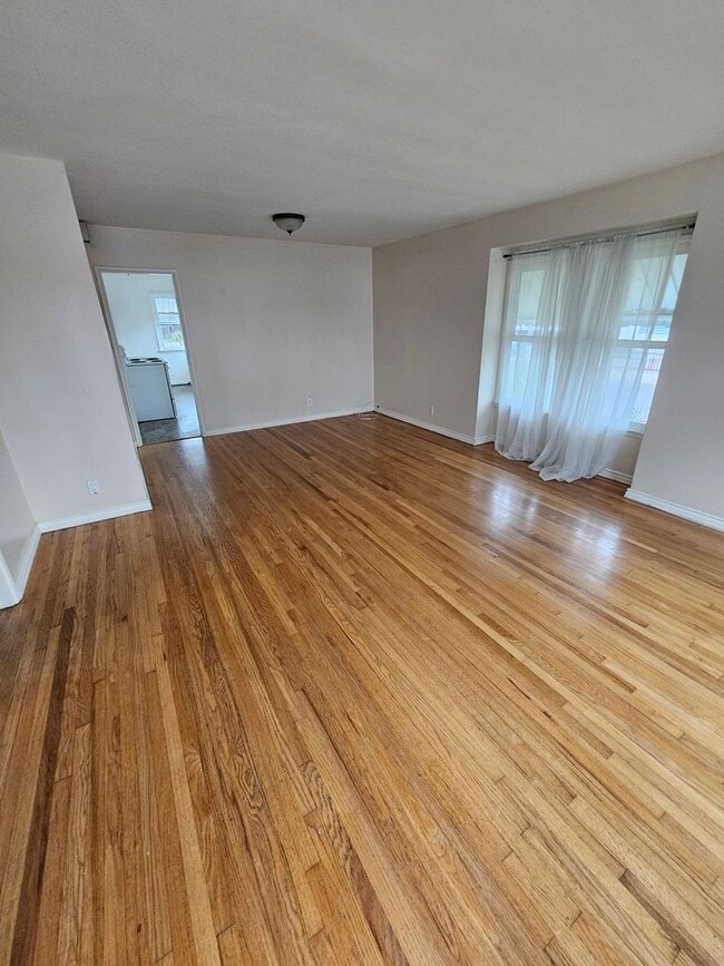 Building Photo - Flight Ave