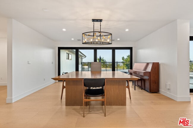 Building Photo - 15655 Castlewoods Dr