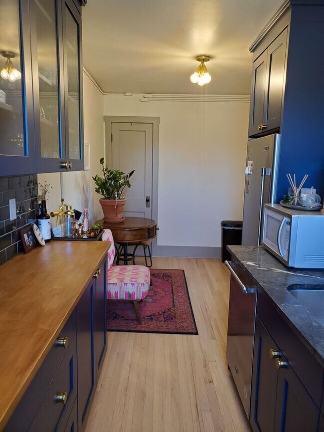 Foto del edificio - 220 E Laurel St