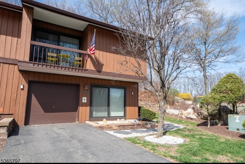 Primary Photo - 739 Upper Way