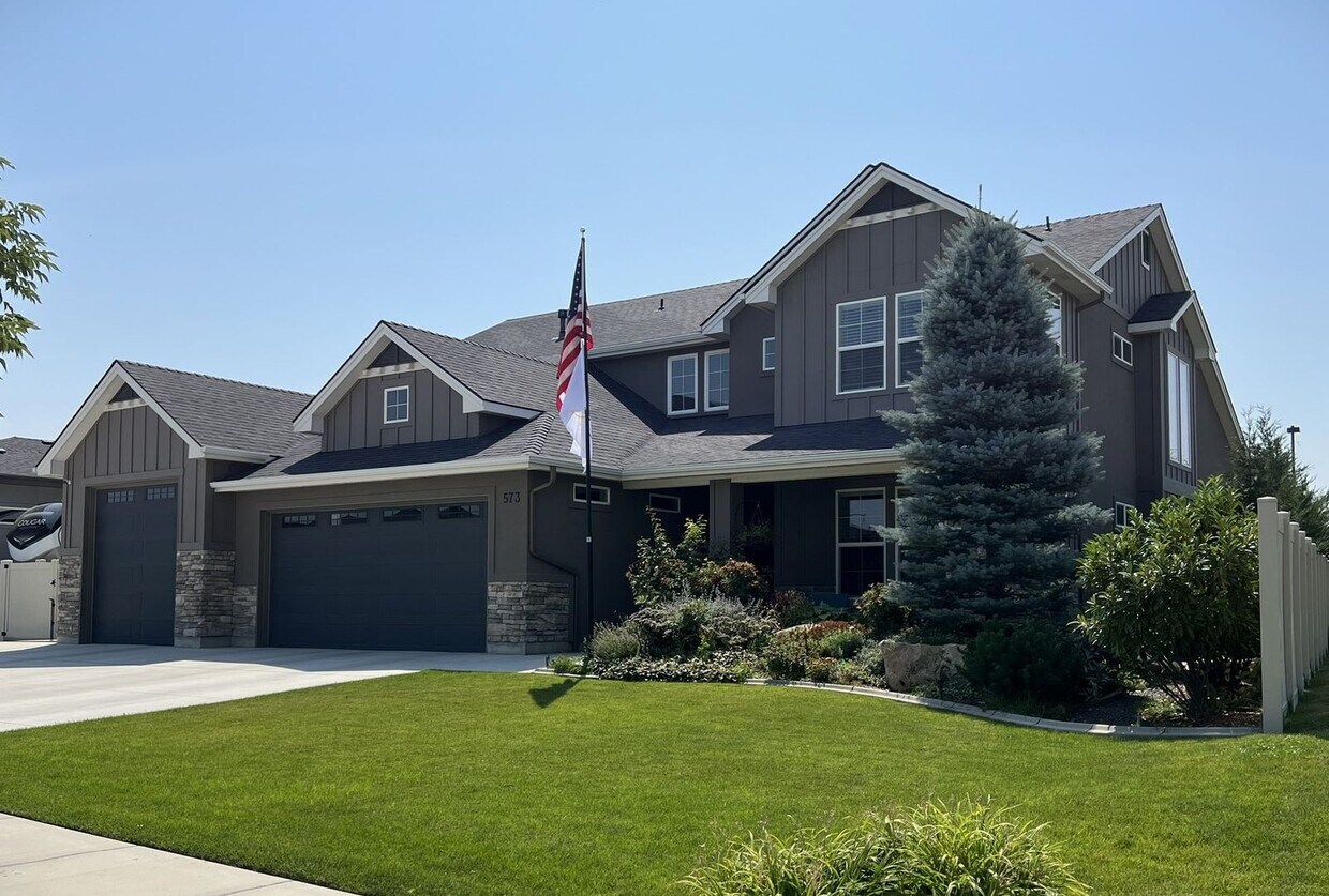 Primary Photo - Beautiful custom built home with 4 bed 3.5...