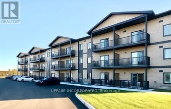 Building Photo - 2380 Cléroux Crescent