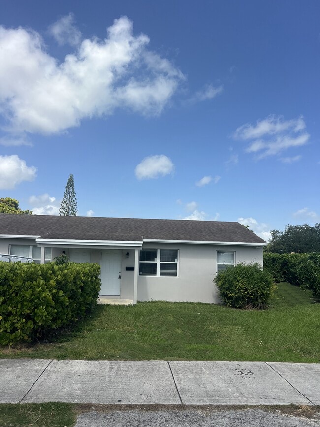 Building Photo - 11700 SW 221st St Rd