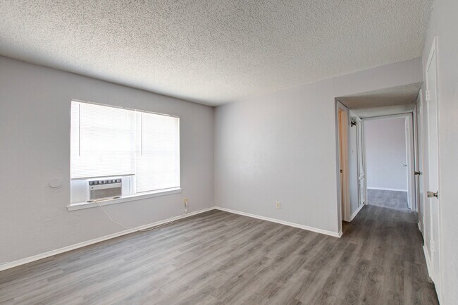 Foto del edificio - 2420 N Willis St