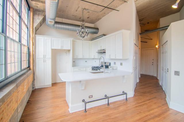 Building Photo - 1 bedroom in CHICAGO IL 60607