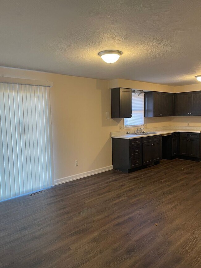 Building Photo - PRE-LEASING! 3 Bedroom in the heart of Springfield