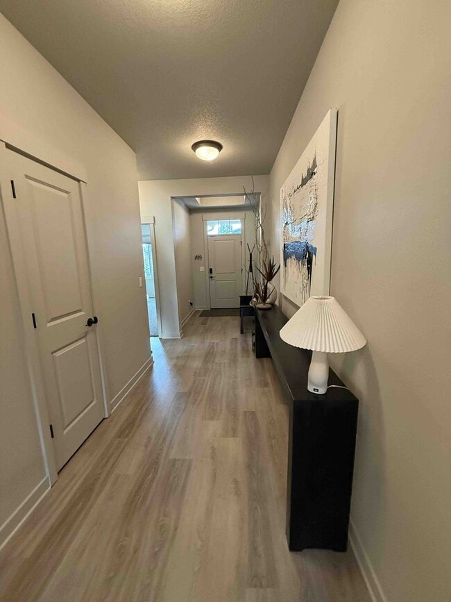 Building Photo - Immaculate 3-Bedroom Home with Open Layout in Crescent Creek