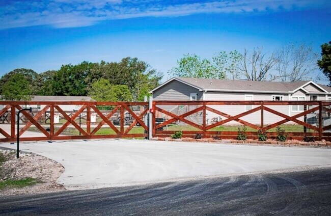 Foto del edificio - 1566 County Rd 610