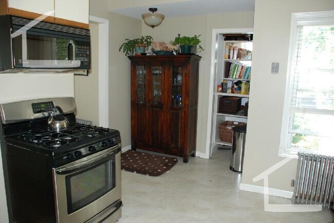 Foto del edificio - Stunning 2 Bed/2 Bath Duplex w/ A Yard! Of...