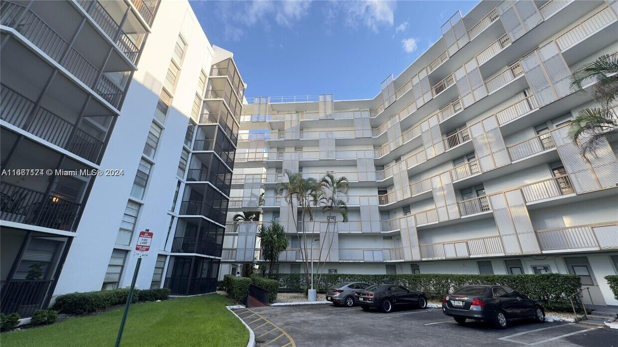 Foto principal - 3401 N Country Club Dr