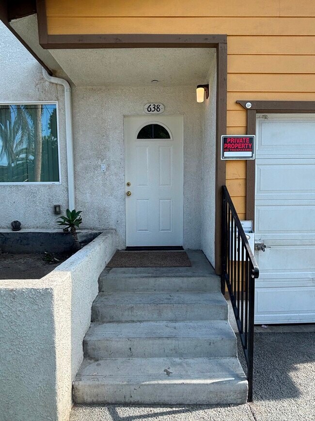 Building Photo - 638 W Colden Ave